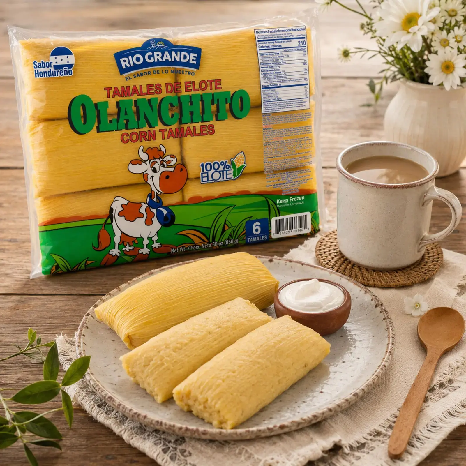 Tamales de Elote Olanchito Rio Grande servidos en plato con crema y café / Rio Grande Olanchito Honduran Corn Tamales